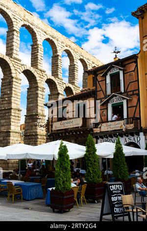 Segovia, Spagna. 14 settembre 2022 - noto ristorante Cándido, premiato in molte occasioni, con balconi e terrazza nella piazza, accanto al Foto Stock