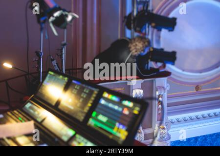 L'assistente del lavoratore di palcoscenico prepara le luci, l'ingegnere della luce, il tecnico dell'illuminazione che regola le luci per concerti e spettacoli musicali nella sala, l'installazione di una professione Foto Stock