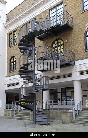 Scale a spirale per esterni in acciaio con uscita di sicurezza antincendio Foto Stock