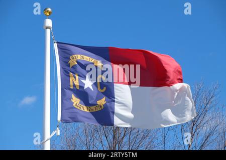 Foto ravvicinata della bandiera del North Carolina su sfondo blu Foto Stock