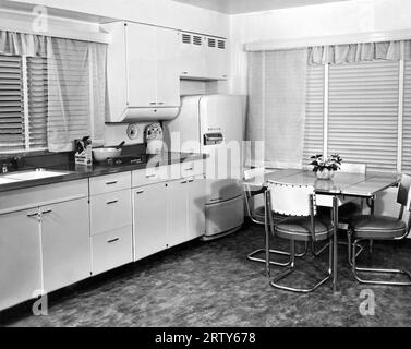 Corte Madera, California, anni '1940 Un modello di cucina in esposizione presso le cucine Beautiful della contea di Marin. Foto Stock