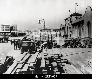 San Francisco, California circa 1916 Lumber da nord fu lasciato sull'Embarcadero mentre il piroscafo dovette tornare indietro per prelevare un altro carico. Foto Stock