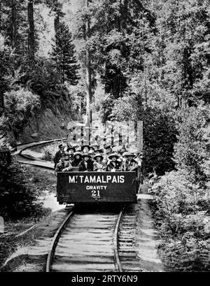 Mill Valley, California: c. 1905. I passeggeri sulla ferrovia Mt. Tamalpais e Muir Woods Gravity Ride che scendono dalla cima del monte TAM. Foto Stock