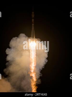 Baikonur, Kazakistan. 15 settembre 2023. La navicella spaziale russa Soyuz MS-24 e il razzo booster esplodono dalla rampa di lancio 31 al cosmodromo di Baikonur, il 15 settembre 2023 a Baikonur, Kazakistan. I membri dell'equipaggio della International Space Station Expedition 70, l'astronauta Loral o'Hara della NASA, e i cosmonauti Oleg Kononenko e Nikolai Chub di Roscosmos si dirigono verso il laboratorio orbitante. Credito: Bill Ingalls/NASA/Alamy Live News Foto Stock