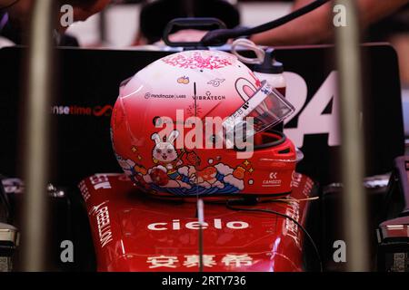 Singapore, Singapore. 15 settembre 2023. Il casco di Zhou Guanyu della Cina e Alfa Romeo F1 Team sono in palio durante le prove davanti al Gran Premio di F1 di Singapore sul circuito di Marina Bay Street a Singapore. Credito: SOPA Images Limited/Alamy Live News Foto Stock