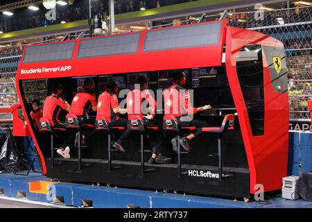 Singapore, Singapore. 15 settembre 2023. Il pit wall della Scuderia Ferrari visto durante le prove davanti al Gran Premio di F1 di Singapore al Marina Bay Street Circuit di Singapore. Credito: SOPA Images Limited/Alamy Live News Foto Stock