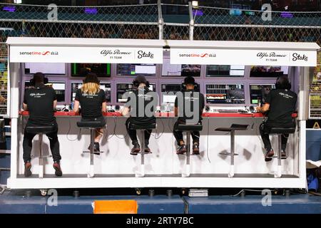 Singapore, Singapore. 15 settembre 2023. Il pit wall dell'Alfa Romeo visto durante le prove in vista del Gran Premio di F1 di Singapore al Marina Bay Street Circuit di Singapore. (Foto di George Hitchens/SOPA Images/Sipa USA) credito: SIPA USA/Alamy Live News Foto Stock