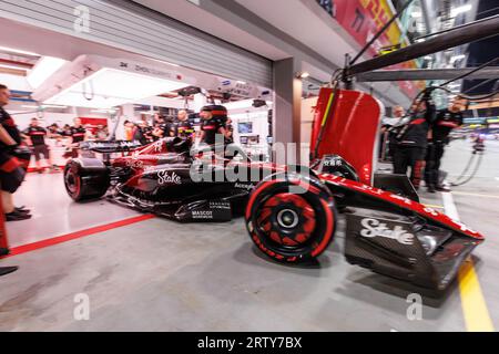 Singapore, Singapore. 15 settembre 2023. La cinese Zhou Guanyu guida la (24) Alfa Romeo F1 C43 Ferrari durante le prove davanti al Gran Premio di F1 di Singapore sul circuito di Marina Bay Street a Singapore. (Foto di George Hitchens/SOPA Images/Sipa USA) credito: SIPA USA/Alamy Live News Foto Stock