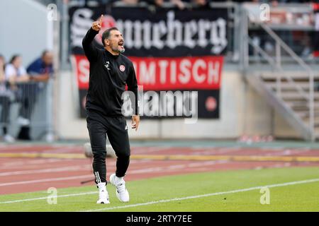 Norimberga, Germania. 15 settembre 2023. Calcio: 2° Bundesliga, 1. FC Norimberga - SpVgg Greuther Fürth, Matchday 6, Max Morlock Stadium. L'allenatore di Norimberga Cristian Fiel dà istruzioni a bordo campo. Credito: Daniel Löb/dpa - NOTA IMPORTANTE: conformemente ai requisiti della DFL Deutsche Fußball Liga e della DFB Deutscher Fußball-Bund, è vietato utilizzare o far utilizzare fotografie scattate nello stadio e/o della partita sotto forma di immagini di sequenza e/o serie di foto simili a video./dpa/Alamy Live News Foto Stock