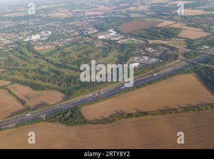 Una visione aerea dei servizi Birchanger sulla M11 nell'Essex, Regno Unito Foto Stock