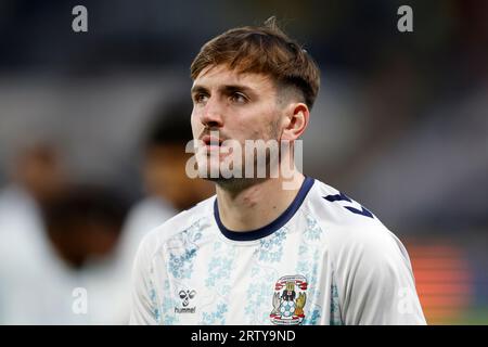 Il Liam Kitching di Coventry City si scalda davanti alla partita del campionato Sky Bet al KCOM Stadium di Hull. Data immagine: Venerdì 15 settembre 2023. Foto Stock