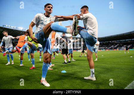 Il Liam Kitching di Coventry City si scalda davanti alla partita del campionato Sky Bet al KCOM Stadium di Hull. Data immagine: Venerdì 15 settembre 2023. Foto Stock