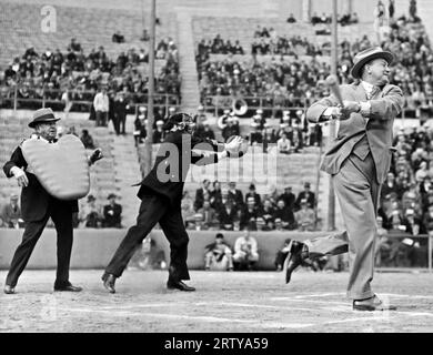 San Francisco, California 28 marzo 1936, Ty Cobb sbalza e manca mentre la Pacific Coast League aprì la sua stagione tra i SEAL e la missione. Il capo della polizia Quinn e' al Catcher e Mike Fisher come arbitro in questa cerimonia pre-partita. Foto Stock