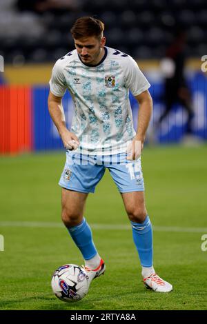 Il Liam Kitching di Coventry City si scalda davanti alla partita del campionato Sky Bet al KCOM Stadium di Hull. Data immagine: Venerdì 15 settembre 2023. Foto Stock