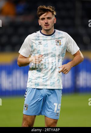 Il Liam Kitching di Coventry City si scalda davanti alla partita del campionato Sky Bet al KCOM Stadium di Hull. Data immagine: Venerdì 15 settembre 2023. Foto Stock