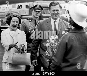 Boston, Massachusetts, 9 giugno 1964. La signora Lyndon B. Johnson saluta la signora Endicott Peabody, moglie del governatore del Massachusetts. La First Lady è arrivata a Boston oggi per parlare all'inizio del Radcliffe, ed è scortata dal governatore Peabody. Foto Stock