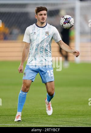 Il Liam Kitching di Coventry City si scalda davanti alla partita del campionato Sky Bet al KCOM Stadium di Hull. Data immagine: Venerdì 15 settembre 2023. Foto Stock