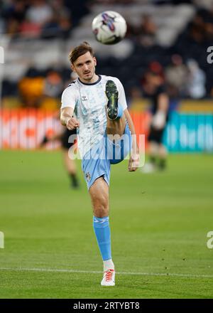 Il Liam Kitching di Coventry City si scalda davanti alla partita del campionato Sky Bet al KCOM Stadium di Hull. Data immagine: Venerdì 15 settembre 2023. Foto Stock