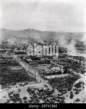 San Francisco, California 1906 San Francisco è in rovina dopo il terremoto del 18 aprile. Questa foto, scattata dalla cima del Ferry Building, mostra l'Embarcadero in primo piano, con Clay Street e i suoi binari della funivia che corrono a metà sinistra. Russian Hill si trova in cima a tutto, sullo sfondo centrale Foto Stock