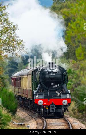 Boat of Garten, Scozia. 15 settembre 2023. Il treno a vapore Flying Scotsman attira pullman di appassionati di treni a vapore sulla ferrovia Strathspey Foto Stock