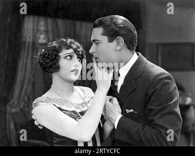 Hollywood, California 1925 Alma Bennett e Lloyd Hughes in "il mondo perduto" di Sir Arthur Conan Doyle. Foto Stock