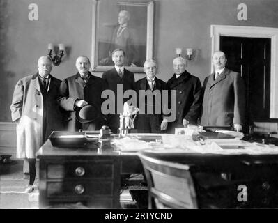 Washington, D.C. 28 dicembre 1917. Qui, nell'ufficio del Segretario del Tesoro, oggi a mezzogiorno, i grandi sistemi ferroviari degli Stati Uniti sono passati sotto il controllo del governo sotto la direzione del Segretario del Tesoro McAdoo. Da sinistra a destra: Julius Kruttschnitt, Southern Pacific RR, Howard Elliott, N.Y., N.H. & H. RR, William G. McAdoo, sec. Del Tesoro, John H Payne, Console Emergency Fleet Corp, Samuel Rea, Pennsylvania Line, Hale Holden, C.B. & Q.RR. Foto Stock