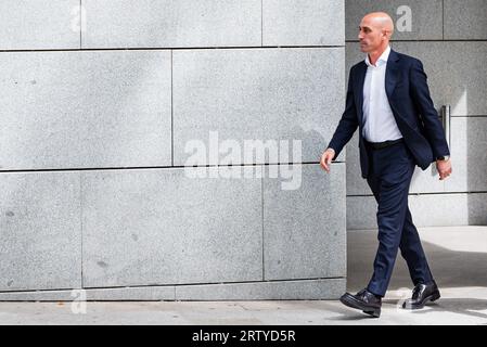 Madrid, Spagna. 15 settembre 2023. Luis Rubiales, ex presidente della federazione calcistica spagnola, lascia il tribunale dell'Audiencia Nacional dopo aver dichiarato davanti al giudice nel caso del bacio al giocatore di calcio Jenni Hermoso. (Foto di Alberto Gardin/SOPA Images/Sipa USA) credito: SIPA USA/Alamy Live News Foto Stock