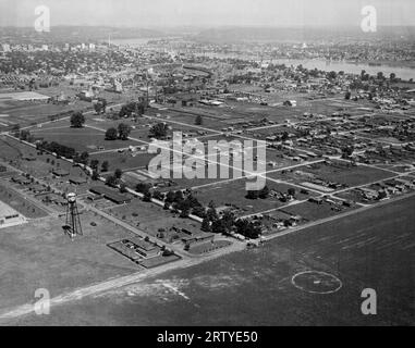 Little Rock, Arkansas: c. 1939 Vista aerea dell'aeroporto di Little Rock con la città e il fiume Arkansas sullo sfondo. Foto Stock