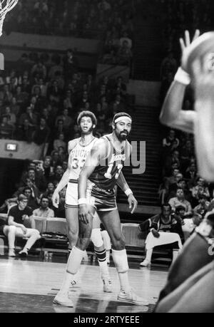 Milwaukee, Wisconsin 1971 NBA Stars Kareem Abdul Jabbar (#33) e Wilt Chamberlain (#13) in una partita di basket all'inizio del periodo in cui condividevano come giocatori. Kareem era al suo terzo anno e Wilt era alla sua quindicesima stagione e giocò solo un altro anno Foto Stock