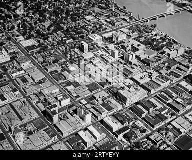 Little Rock, Arkansas: c. 1939 Vista aerea del paesaggio urbano di Little Rock con un ponte sul fiume Arkansas sullo sfondo. Foto Stock