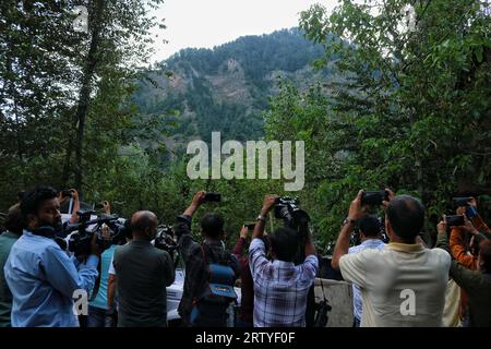 Srianagar, India. 15 settembre 2023. 15 settembre 2023, Srinagar Kashmir, India : i membri dei media sono visti vicino al sito di battaglia con armi che è entrato il secondo giorno nel villaggio di Gadole di Kokernag nel distretto di Anantnag. Tre ufficiali, tra cui il colonnello dell'esercito indiano, un maggiore e vice sovrintendente della polizia di Jammu e Kashmir, sono stati uccisi in una battaglia di armi in corso, hanno detto i funzionari. Il 15 settembre 2023 a Srinagar Kashmir, India. (Foto di Firdous Nazir/Eyepix Group/Sipa USA) credito: SIPA USA/Alamy Live News Foto Stock