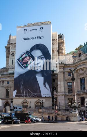 Grande cartellone pubblicitario Samsung Galaxy Z Flip5 che copre l'impalcatura dei lavori di ristrutturazione sulla facciata del Teatro dell'Opera di Parigi Foto Stock