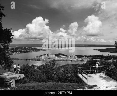 Guntersville, Alabama: circa 1958 persone che si affacciano sul lago Guntersville creato dalla diga di Guntersville lungo il fiume Tennessee. Una parte del litorale è dedicata alle attività ricreative e altre sezioni sono riservate all'industria. Foto Stock