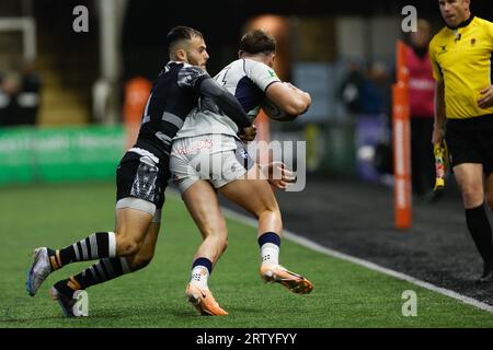 Newcastle, Regno Unito. 11 giugno 2023. Sean French del Bedford Blues viene affrontato da Iwan Stephens del Newcastle Falcons durante il match di Premiership Cup tra Newcastle Falcons e Bedford Blues al Kingston Park di Newcastle il 15 settembre 2023. (Foto: Chris Lishman | mi News) crediti: MI News & Sport /Alamy Live News Foto Stock