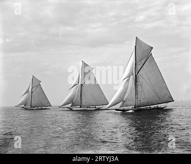 New York, New York 1901 all’inizio delle gare di Coppa America del 1901, la “Constitution” (uno sloop), “Independence” (uno yacht) e “Columbia” (uno sloop) sono a collo nudo. “Columbia” alla fine ha vinto l’America’s Cup Races 1901 per il secondo anno consecutivo, stabilendo un nuovo record per il numero di vittorie consecutive. Foto Stock