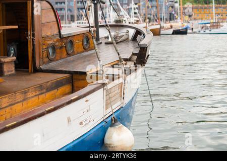 Ringhiera in legno di una barca in riparazione Foto Stock