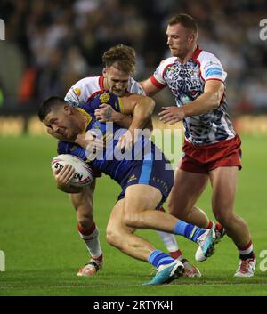 Tom Lineham di Wakefield viene affrontato da Ben Reynolds di Leigh Leopards durante il Betfred Super League Match al Leigh Sports Village di Leigh. Data immagine: Venerdì 15 settembre 2023. Foto Stock