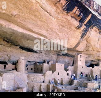 MESA VERDE NATIONAL PARK, COLORADO, USA - 21 GIUGNO 2013: I turisti visitano le rovine del Cliff Palace al Mesa Verde National Park in Colorado. Costruito dal PU Foto Stock