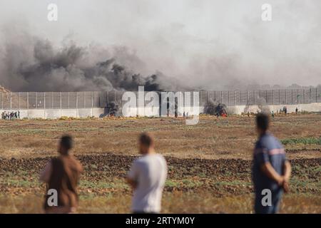 Confine con Israele a Gaza. 15 settembre 2023. Il fumo sale durante gli scontri tra palestinesi e soldati israeliani vicino alla recinzione del confine tra Gaza e Israele, a est della città di Gaza, il 15 settembre 2023. Crediti: Rizek Abdeljawad/Xinhua/Alamy Live News Foto Stock