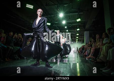 Modelle in passerella durante la mostra HARRI al Newgen Catwalk Space, The Old Selfridges Hotel, Londra, durante la London Fashion Week 2023. Data immagine: Venerdì 15 settembre 2023. Foto Stock