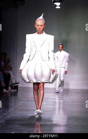 Modelle in passerella durante la mostra HARRI al Newgen Catwalk Space, The Old Selfridges Hotel, Londra, durante la London Fashion Week 2023. Data immagine: Venerdì 15 settembre 2023. Foto Stock