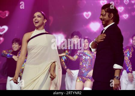 Gli attori indiani Deepika Padukone e Shah Rukh Khan si esibiscono in danza dopo il successo del loro film "Jawan" a Mumbai, India. 15 settembre 2023. (Foto di Indranil Aditya/NurPhoto) credito: NurPhoto SRL/Alamy Live News Foto Stock