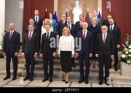 Riga, Lettonia. 15 settembre 2023. Il nuovo primo ministro lettone Evika Silina (3° R, fronte) e i membri del suo gabinetto posano per una foto di gruppo a riga, in Lettonia, il 15 settembre 2023. I legislatori lettoni venerdì hanno approvato il nuovo governo del paese formato da tre partner di coalizione: Il partito della nuova unità, l'Unione dei Verdi e degli agricoltori e i progressisti. Crediti: Janis/Xinhua/Alamy Live News Foto Stock