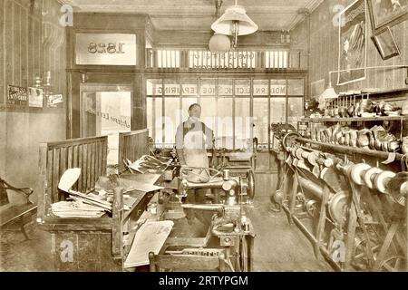 Calzaturificio vecchio stile, interno officina riparazioni scarpe primi anni '1900, calzaturificio Foto Stock