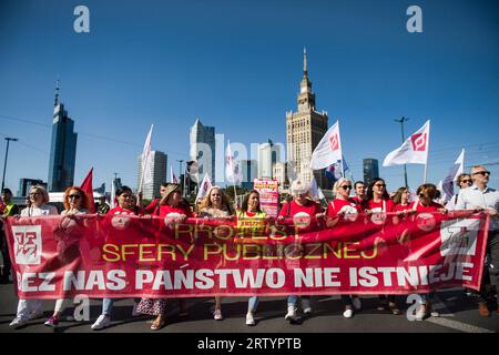 I manifestanti tengono uno striscione massiccio durante la "marcia della rabbia" a Varsavia. Migliaia di dipendenti del settore pubblico - sotto lo slogan "marcia della rabbia" (Marsz Gniewu) - hanno marciato per le strade di Varsavia per protestare contro i bassi salari. La sua causa diretta è la mancata attuazione delle richieste dei dipendenti di bilancio. I sindacati dei dipendenti del bilancio hanno chiesto l'indicizzazione dell'aumento medio annuo dello stipendio del 20 per cento. Dal 1° luglio 2023 e il 24% dal 1° gennaio 2024. E questa protesta, un mese prima delle elezioni parlamentari, è stata organizzata dall'Alleanza dei sindacati tutta polacca (OPZZ), Foto Stock