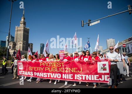 I manifestanti tengono uno striscione massiccio durante la "marcia della rabbia" a Varsavia. Migliaia di dipendenti del settore pubblico - sotto lo slogan "marcia della rabbia" (Marsz Gniewu) - hanno marciato per le strade di Varsavia per protestare contro i bassi salari. La sua causa diretta è la mancata attuazione delle richieste dei dipendenti di bilancio. I sindacati dei dipendenti del bilancio hanno chiesto l'indicizzazione dell'aumento medio annuo dello stipendio del 20 per cento. Dal 1° luglio 2023 e il 24% dal 1° gennaio 2024. E questa protesta, un mese prima delle elezioni parlamentari, è stata organizzata dall'Alleanza dei sindacati tutta polacca (OPZZ), Foto Stock