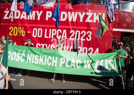 I manifestanti tengono uno striscione che dice "salari piuttosto bassi nell'istituto di previdenza sociale” durante la "marcia della rabbia” a Varsavia. Migliaia di dipendenti del settore pubblico - sotto lo slogan "marcia della rabbia" (Marsz Gniewu) - hanno marciato per le strade di Varsavia per protestare contro i bassi salari. La sua causa diretta è la mancata attuazione delle richieste dei dipendenti di bilancio. I sindacati dei dipendenti del bilancio hanno chiesto l'indicizzazione dell'aumento medio annuo dello stipendio del 20 per cento. Dal 1° luglio 2023 e il 24% dal 1° gennaio 2024. E questa protesta, un mese prima delle elezioni parlamentari, era organo Foto Stock