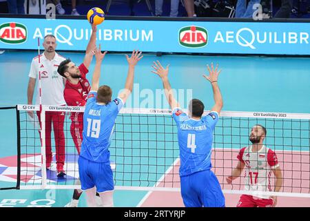 Roma, Italia. 14 settembre 2023. Liwka Aleksander (POL), zatorski Pawe (POL), Rok Moûi (SLO), Jan Kozamernik (SLO), Head Coach Grbi Nikola (POL) in azione durante la partita Polonia-Slovenia, semifinale CEV EuroVolley 23 al PalaEUR. Punteggio finale; Polonia 3:1 Slovenia, credito: SOPA Images Limited/Alamy Live News Foto Stock