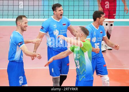 Roma, Italia. 14 settembre 2023. Tine Urnaut (SLO), Jan Kozamernik (SLO), Gregor Ropret (SLO), Urban Toman (SLO) reagiscono durante la partita Polonia vs Slovenia, semifinale CEV EuroVolley 23 al PalaEUR. Punteggio finale; Polonia 3:1 Slovenia, credito: SOPA Images Limited/Alamy Live News Foto Stock