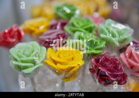 Bouquet di lecca-lecca sotto forma di rose fiori primo piano Foto Stock